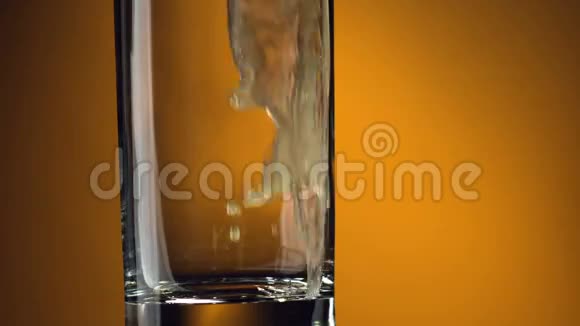 柚子汁倒入玻璃杯中视频的预览图