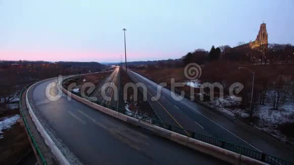4K超高清一条繁忙的高速公路在白天变成夜晚的时间视频的预览图