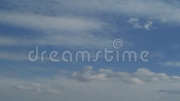 时间推移云和天空在春季时间4KUHD视频的预览图