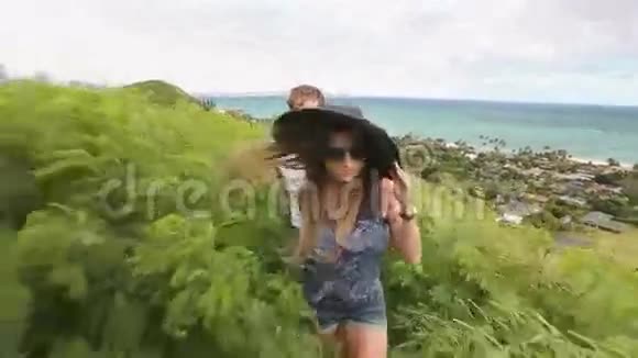 在夏威夷瓦胡岛徒步旅行的情侣手牵手视频的预览图