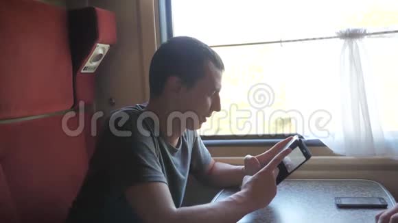 男子旅行者放松在火车上听音乐和微笑通过生活方式通过社交媒体的图片慢慢慢慢视频的预览图