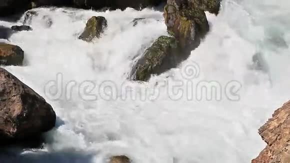 水流很快塔日基斯坦伊斯坎德达里亚视频的预览图