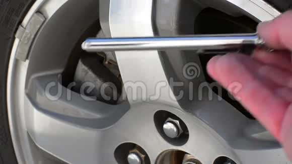 检查汽车轮胎的气压视频的预览图