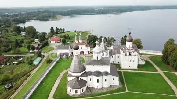 博罗达耶夫斯基湖上的费隆托夫修道院视频的预览图