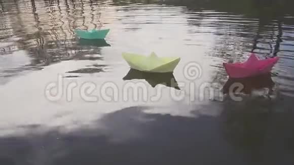 蓝色纸帆船在水上航行河流湖泊海洋视频的预览图