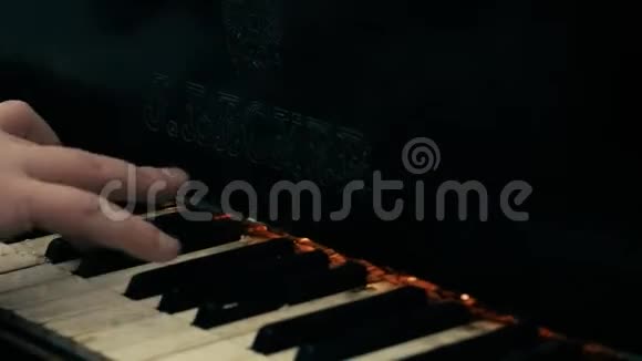 他弹大钢琴全都着火了视频的预览图