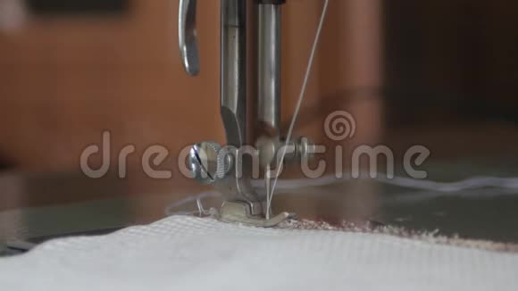 在复古机针上缝制视频的预览图