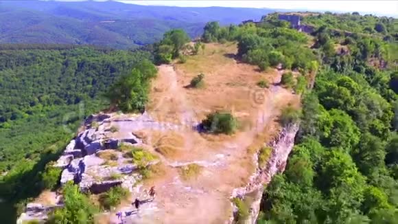 高原上曼古普卡莱毁败要塞的鸟瞰图视频的预览图
