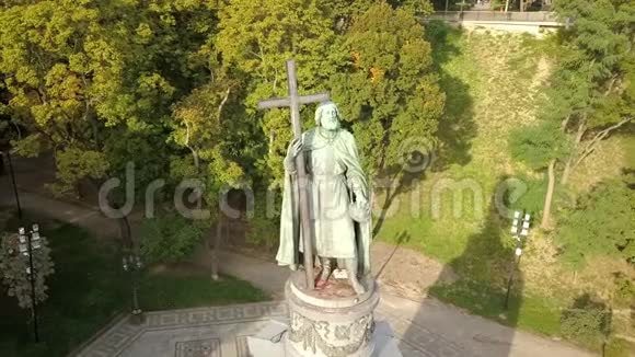 乌克兰基辅市沃洛迪米尔雕像的鸟瞰图视频的预览图