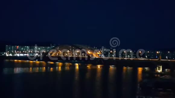 傍晚时分观赏一幅美丽的桥在海水上的夜景视频的预览图