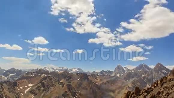 山谷上空的云时间流逝帕米尔塔吉吉吉吉视频的预览图