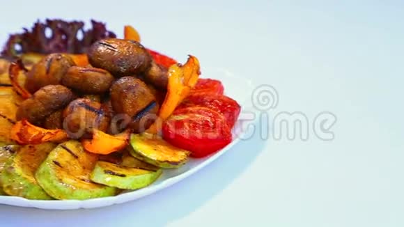 蔬菜和蘑菇煮熟了烤西红柿茄子西葫芦和蘑菇在火里炒视频的预览图