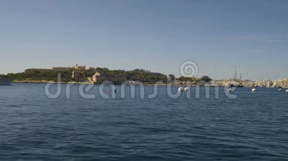 摩托艇进入马耳他瓦莱塔港视频的预览图