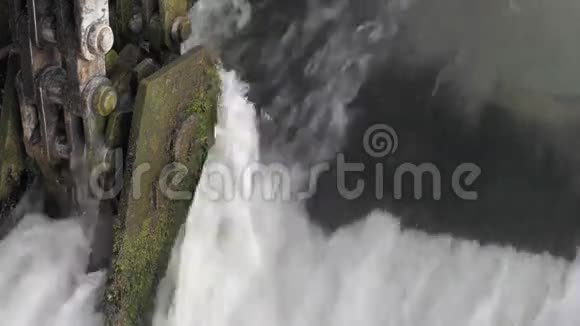 河闸上的瀑布升降闸门的机构视频的预览图