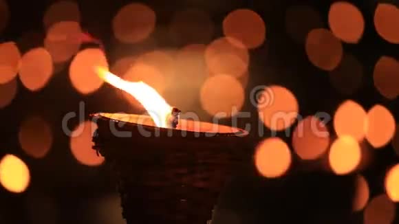 传统的木制火炬火焰视频的预览图