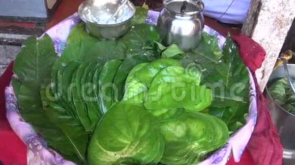 印度孟买市场上的槟榔叶胡椒贝特尔视频的预览图