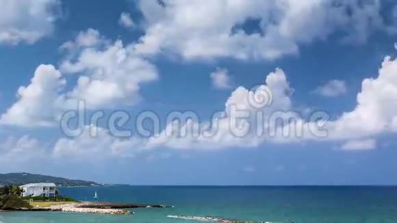 在牙买加旅游胜地上空移动的大云视频的预览图
