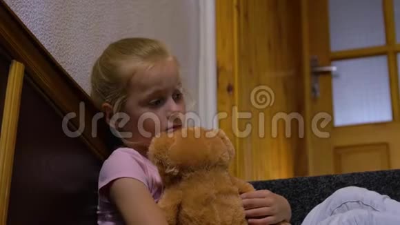 悲伤的女孩和泰迪熊视频的预览图