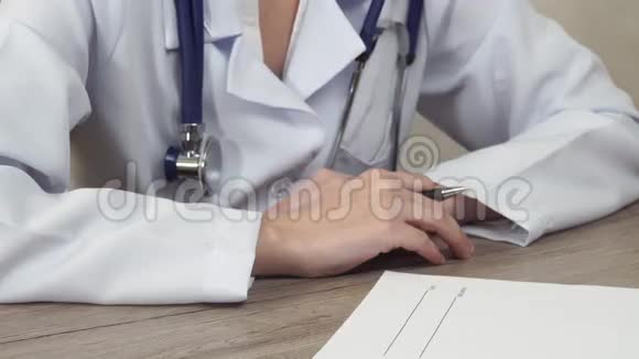 医生把他的签名写在食谱上视频的预览图