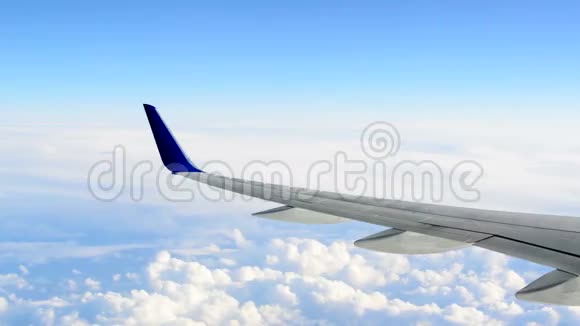 从云层上方的飞机上观看视频的预览图