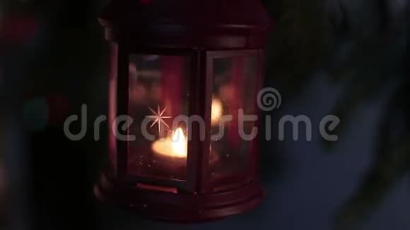 在圣诞灯的背景上放着蜡烛的灯笼视频的预览图