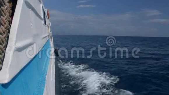 在客轮上航行在客船上海上经过时客船侧面的景色视频的预览图