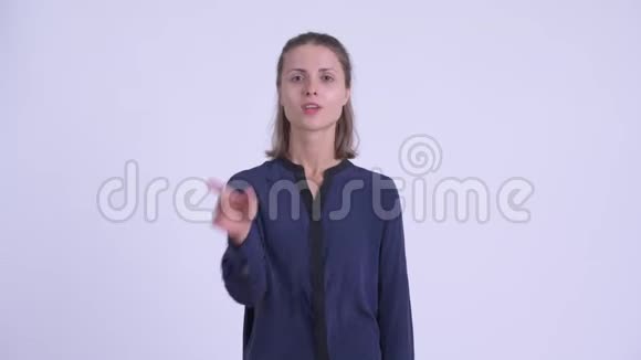 年轻漂亮的女商人用手指视频的预览图