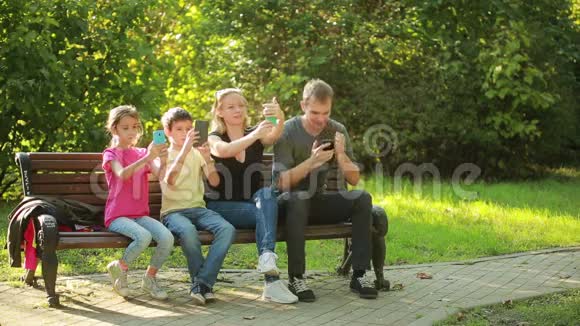 家庭放纵在公园里自拍自拍的虚拟面孔活过滤器视频的预览图