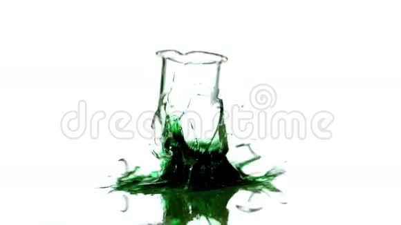 带有绿色液体的烧杯掉落和破裂视频的预览图