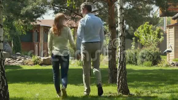 女人和男人穿过花园视频的预览图