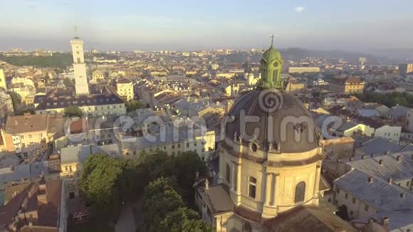 飞越乌克兰利沃夫市古城全景视频的预览图