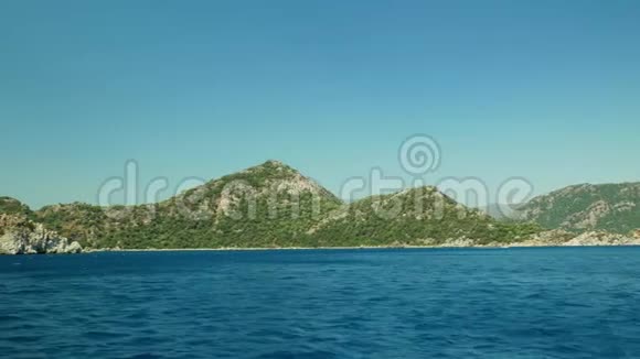在海边的岛屿上航行海岸海岸线视频的预览图