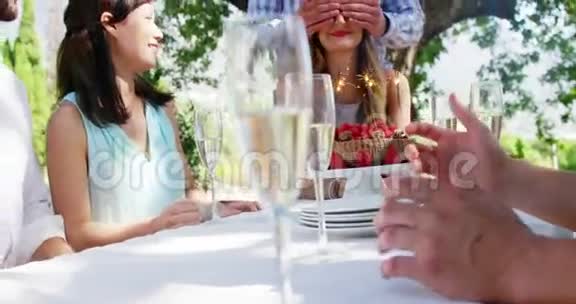 朋友在户外餐厅庆祝女性生日视频的预览图