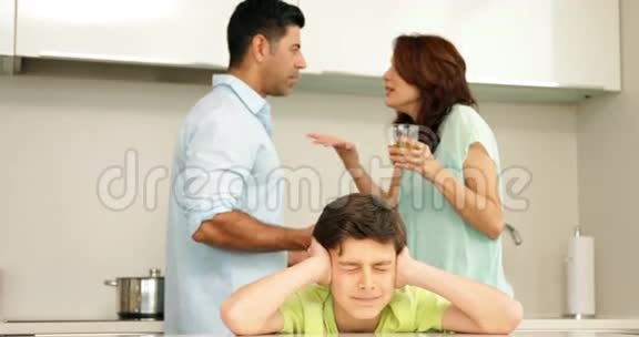 当他的父母打架时一个愤怒的男孩捂住耳朵视频的预览图