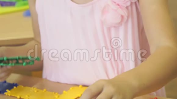 小女孩在室内玩玩具设计师视频的预览图