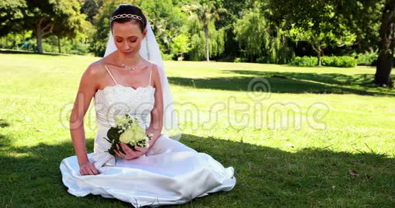 满足新娘坐在草地上视频的预览图