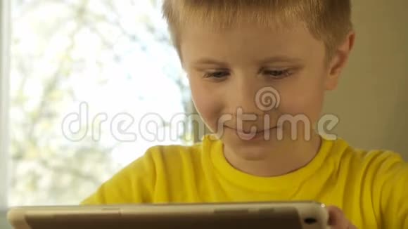 少年玩触摸垫视频的预览图