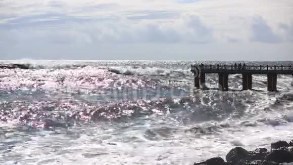 海上风暴巨大的泡沫在石滩上破碎视频的预览图