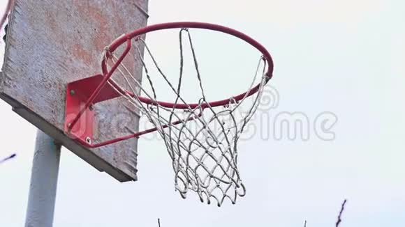 篮球动作镜头穿过篮圈和网视频的预览图