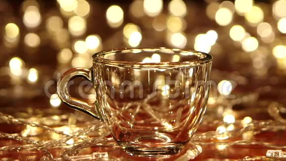 茶叶倒入透明的小玻璃杯中慢动作视频的预览图