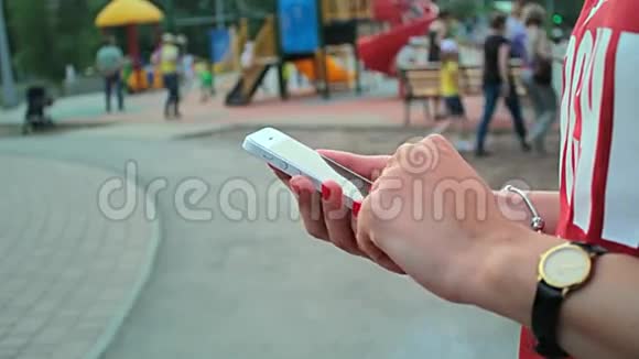 双手合拢女人用手机视频的预览图