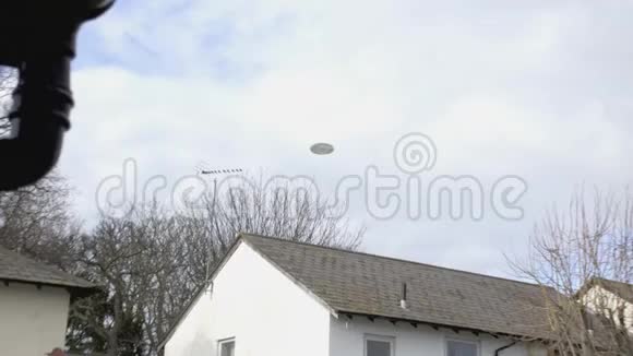 飞碟在房屋上空盘旋金属反光飞机视频的预览图