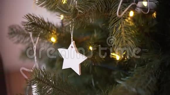 装饰好的圣诞树伍德星视频的预览图