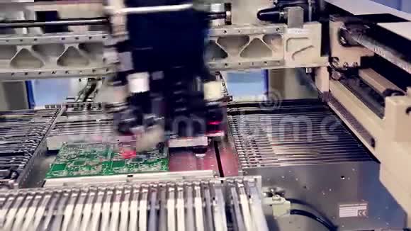 印刷电路板的机器人生产视频的预览图