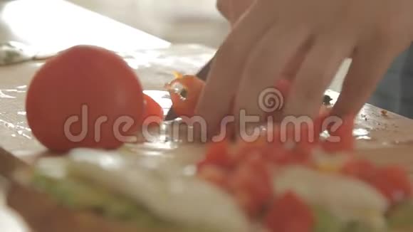 女士切番茄健康早餐与鳄梨烤面包鸡蛋和番茄视频的预览图