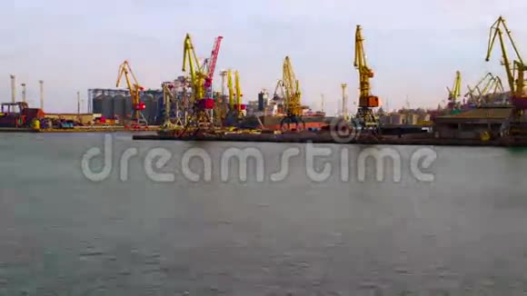 海上贸易港口活动视频的预览图