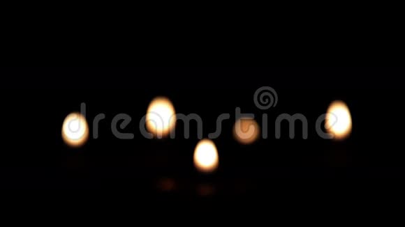许多蜡烛的深浅宗教主题黑色宽视角视频的预览图