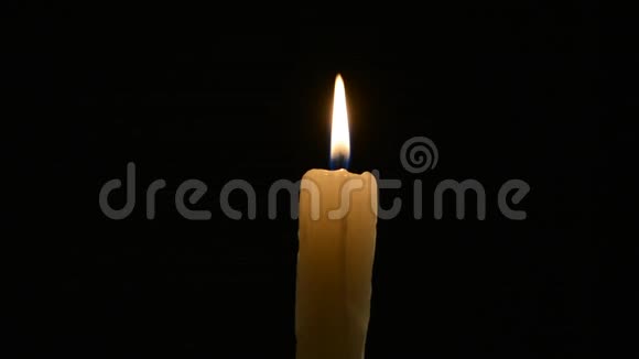 蜡烛在黑色背景上燃烧视频的预览图