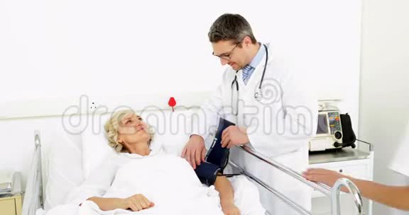 病人在床上测量血压的医生视频的预览图
