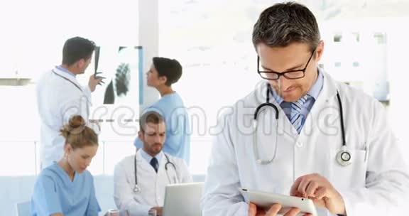 医生在他后面工作的时候用平板电脑视频的预览图